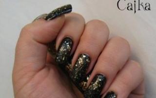 Маникюр черный с золотом: модные идей фото Дизайн на золотых ногтях