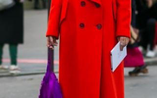 С чем носить красное женское пальто оверсайз, с меховым воротником, карманами, с каким шарфом, платком, какой шапкой, сумкой: образы