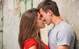 Что нужно знать о поцелуе и как научиться правильно целоваться в губы, с языком, взасос?